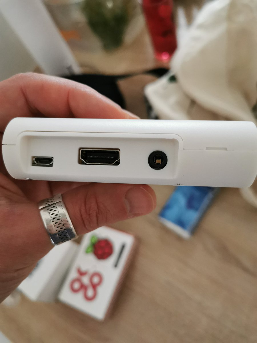 GrivillersO's tweet photo. #fracturenumerique.Quand tu montes 100 ordis raspi pour des collégiens ..en début de week-end ..#getskills https://t.co/EyUDlRgzjN