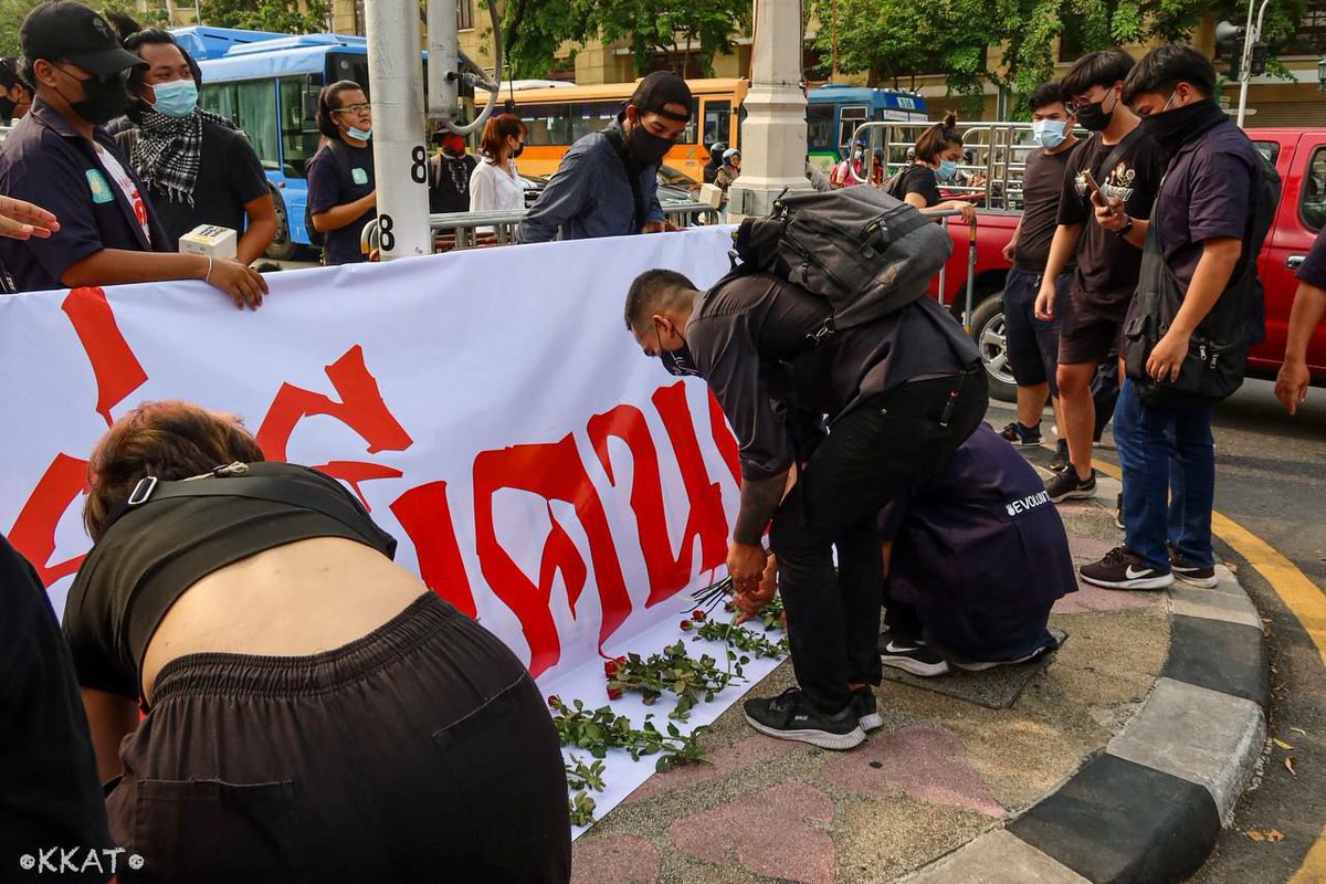 ที่นี่มีคนตาย

#11ปี10เมษา #ม็อบ10เมษา