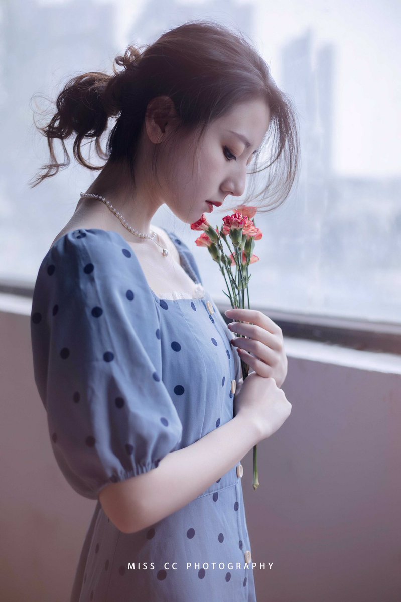 说不定你也是别人偷藏起来的星光呢 ​​​

摄影/@misscc520 

#摄影 #写真 #人像摄影 #法式 #成都 https://t.co/1VF1JScPU5
