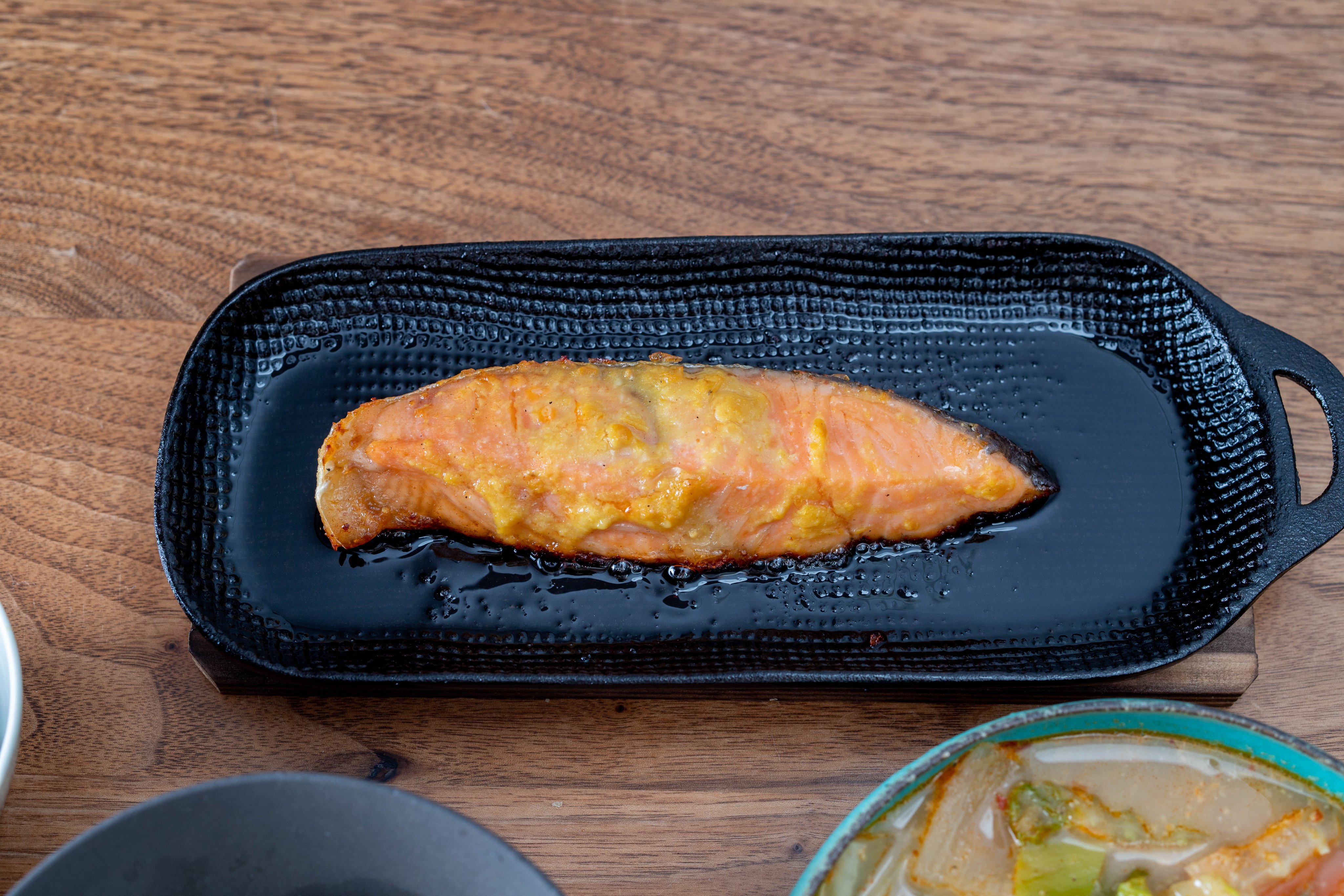 ぶち猫 手抜きお夕飯シリーズ 鮭の西京漬け を焼いたの お野菜たっぷりごま豆乳汁 もずく酢と納豆 白ご飯 うちではずっと焼き焼きグリル 鮭をのせている鉄板 が大活躍 皮までパリッとお魚を焼けるし そのまま食卓に出せるし さっと洗って乾かせば