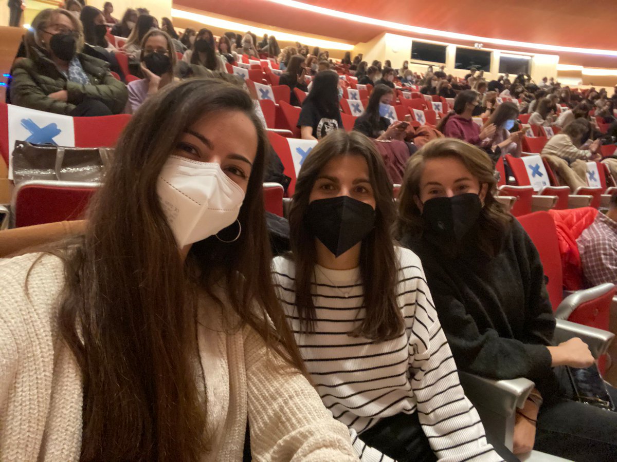 noeliagarcia570's tweet photo. "Te sientes vivo" retumbaba ayer en una sala de Burgos "llena" bajo el concepto que manejamos ahora, de personas que volvían a sentir en plenitud aquello de sentirse vivo como más nos gustaba. 
Gracias una vez más, pero sobre todo más que nunca @estoesLaMODA. https://t.co/qd4W66aIZI