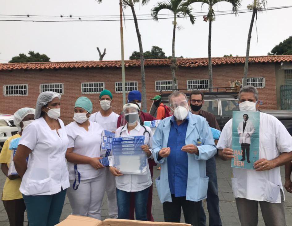ImpactoVE's tweet photo. #10Abr 
#ImpactoVenezuela 

¡Dotación para nuestros héroes!

Médicos Unidos por Venezuela, capítulo Vargas, donó 250 tapabocas, 40 máscaras faciales, 200 batas largas al personal sanitario que labora en el ambulatorio Eudoro González de Carayaca. 

Vía @amyytorres 
@ImpactoVE 📌 https://t.co/ufs3JAa4pO