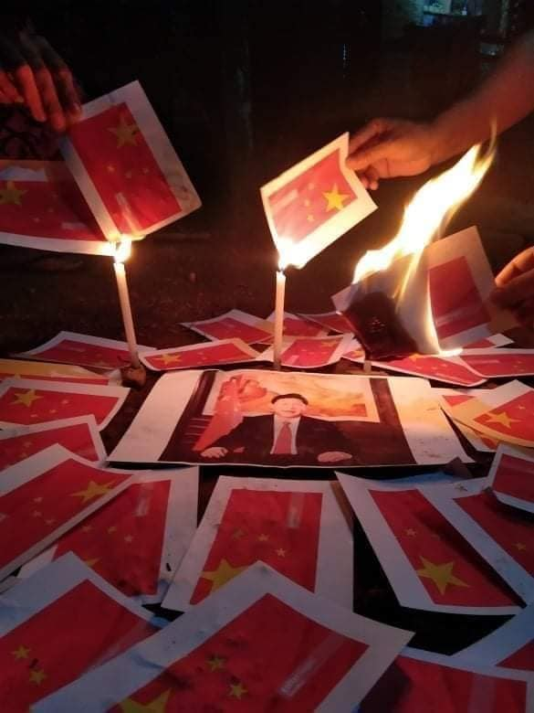 HninJeon's tweet photo. Mudon citizens burned the china flag &amp; photos of Xi Jinping for the abhorrent actions of #CCP who's helping dictators who killed innocent lives brutally. 
Dictators help Dictators.
#CCP_is_terrorist #MilkTeaAlliance 
#WhatsHappeningInMyanmar 
#Apr10Coup https://t.co/vSF5uzlJa6