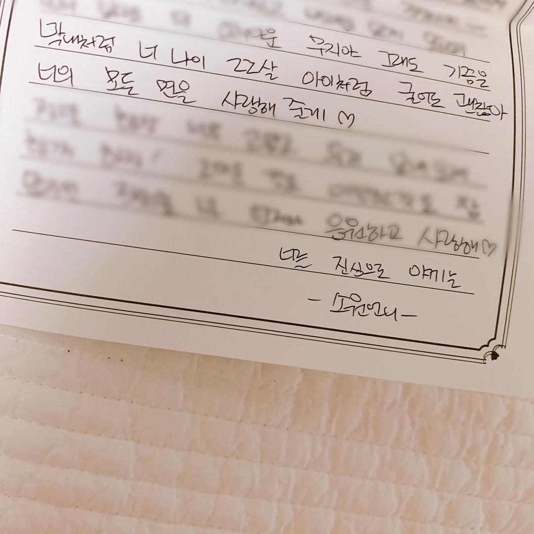 umji said she wanted to receive handwritten letter from the members on her birthday during an interview so sowon granted her wish"you said you wanted to receive a letter that's why after 6 years, unnie finally holds a pen" 
