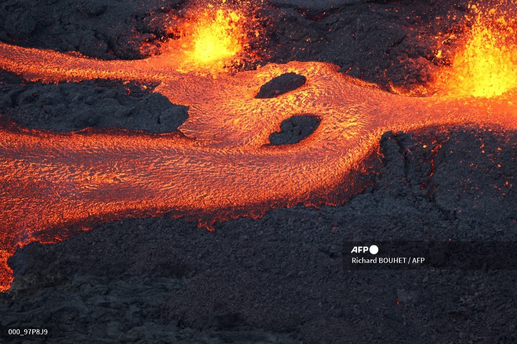 AFPphoto's tweet photo. Lava erupting from Piton de la Fournaise volcano, on the southern side of the volcano, on the French Indian Ocean island of Reunion. 
📸 Richard Bouhet  #AFP https://t.co/6DK1DmJUHN