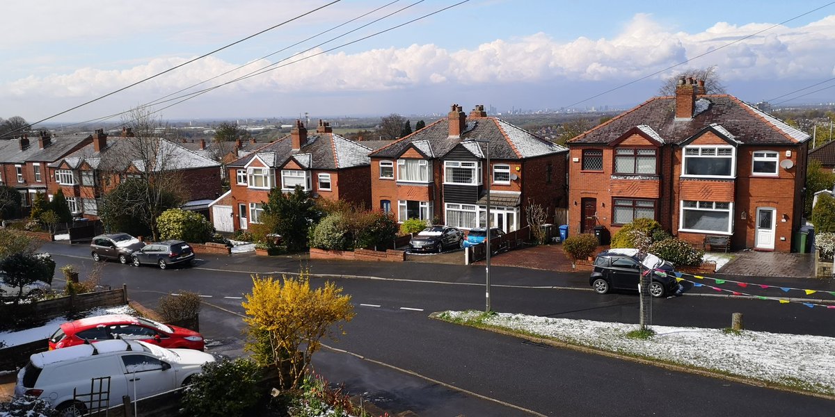 cesarbul's tweet photo. Same shot, an hour apart. Crazy British weather 

@MENnewsdesk https://t.co/cy5OXm1idG