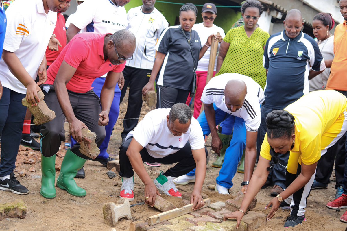 SangweNgagara5's tweet photo. Accompagné de son Epouse et de plusieurs Cadres de l’Etat natifs de #Ngagara, @HonEdouard, Ombudsman du #Burundi a posé la première pierre, ce samedi 11 avril, au Q5, pour le lancement des travaux de préparation de l’espace qui abritera un projet avicole de la Coopérative #Sangwe https://t.co/vBajKRKRj1