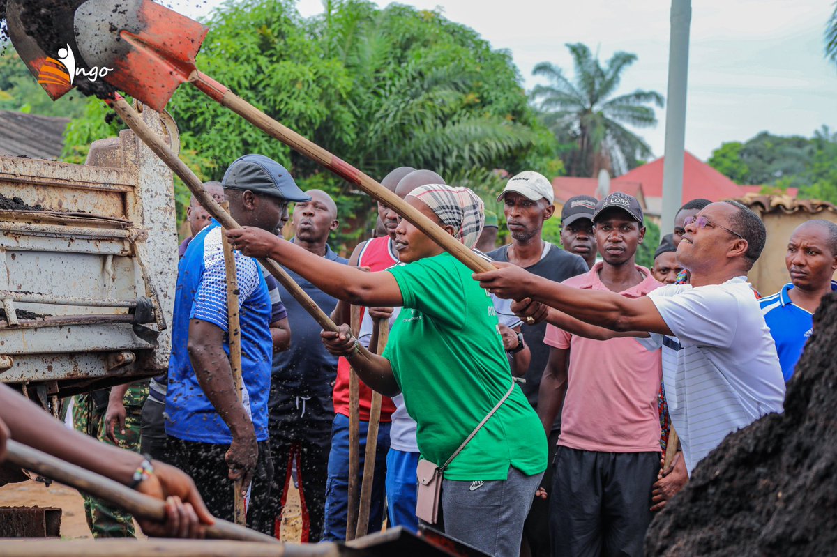 SangweNgagara5's tweet photo. Accompagné de son Epouse et de plusieurs Cadres de l’Etat natifs de #Ngagara, @HonEdouard, Ombudsman du #Burundi a posé la première pierre, ce samedi 11 avril, au Q5, pour le lancement des travaux de préparation de l’espace qui abritera un projet avicole de la Coopérative #Sangwe https://t.co/vBajKRKRj1