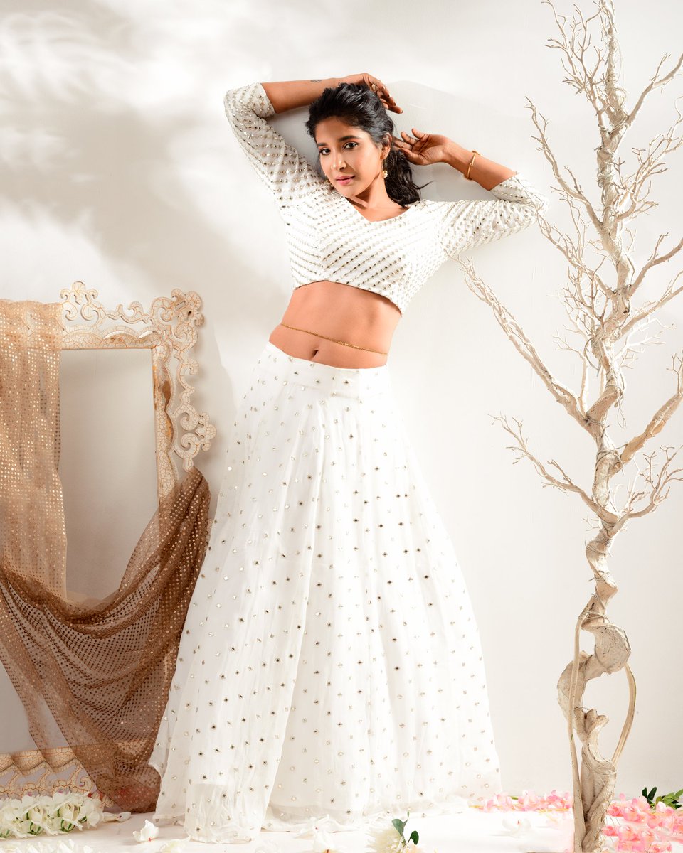 Majili10's tweet photo. Beautiful @ssakshiagarwal 
#wallpaperseries #enchantressuniverse https://t.co/jHQINXWzTc