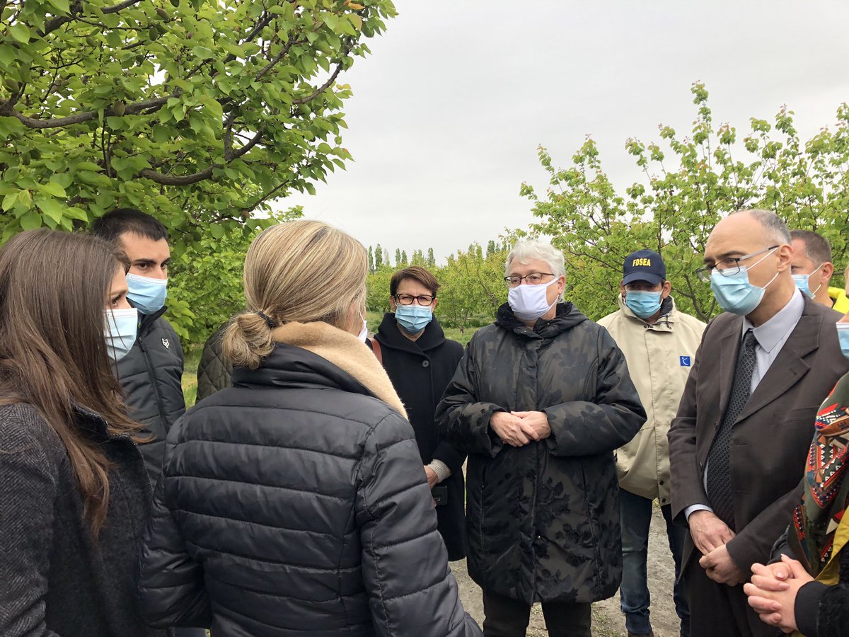 lemouvementinfo's tweet photo. Ce matin, Marie-Francoise Lecaillon @Prefete30 était en visite près de #Bernis et du #Cailar pour rencontrer les agriculteurs et arboriculteurs locaux très durement touchés par l’épisode du #gel ces derniers jours. #agriculture @J_Denormandie #Occitanie https://t.co/jUvb6weQz2