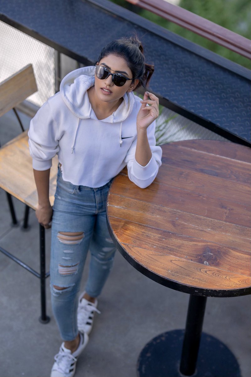 Majili10's tweet photo. Even in jeans she is so hot
@YoursEesha 
#wallpaperseries https://t.co/8m75aa4lKJ