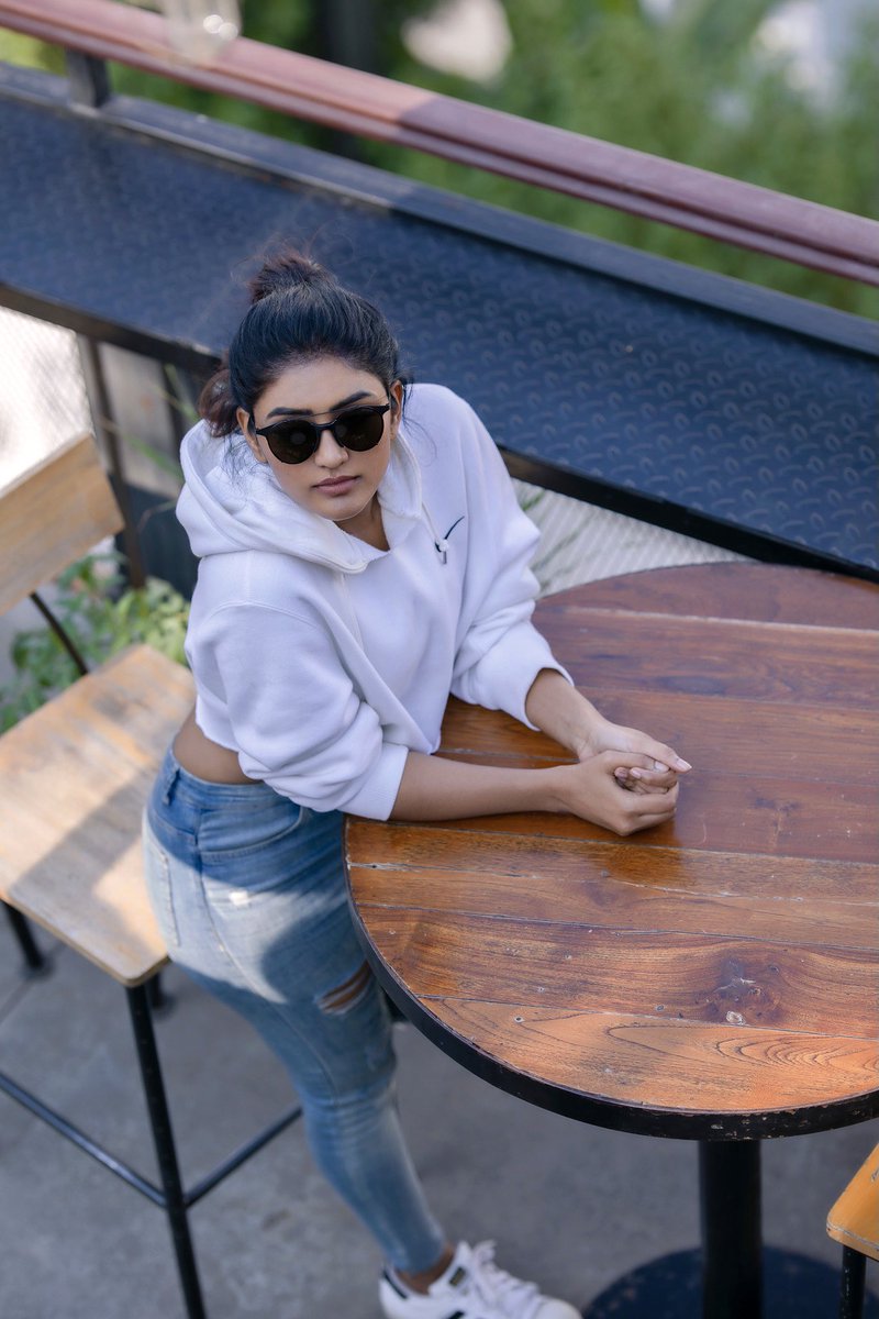 Majili10's tweet photo. Even in jeans she is so hot
@YoursEesha 
#wallpaperseries https://t.co/8m75aa4lKJ