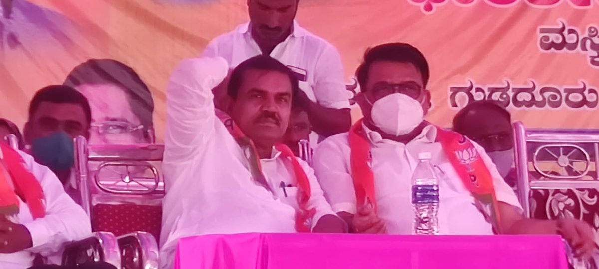ManikantaAmaro1's tweet photo. #ಮಸ್ಕಿ_ವಿಧಾನಸಭಾ_ಉಪಚುನಾವಣೆ_2021
ಉಪಚುನಾವಣೆ ಪ್ರಯುಕ್ತ ಮಾನ್ಯ ಶಾಸಕರು ಹಾಗೂ ಅಧ್ಯಕ್ಷರು #KFCSC ಶ್ರೀ #ಎ_ಎಸ್_ಪಾಟೀಲ್_ನಡಹಳ್ಳಿಯವರು ಮಾನ್ಯ ಮುಖ್ಯಮಂತ್ರಿಗಳ #ಬಳಗಾನೂರ ಪಟ್ಟಣದ ಬಹಿರಂಗ ಸಭೆಯಲ್ಲಿ ಭಾಗವಹಿಸಿದ ಸಂದರ್ಭ https://t.co/wUOf1sy9YU