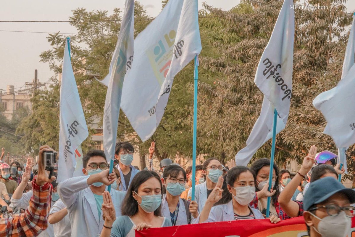 IrrawaddyNews's tweet photo. Evening Strike in Mandalay  
April 10, 2021 
Anti-regime protesters in #Mandalay, took to the streets Saturday evening to protest against Myanmar's military regime, despite a heavy presence of the regime’s forces.  
(Photo: CJ)
#WhatsHappeningInMyanmar https://t.co/kYhZqXNrsO