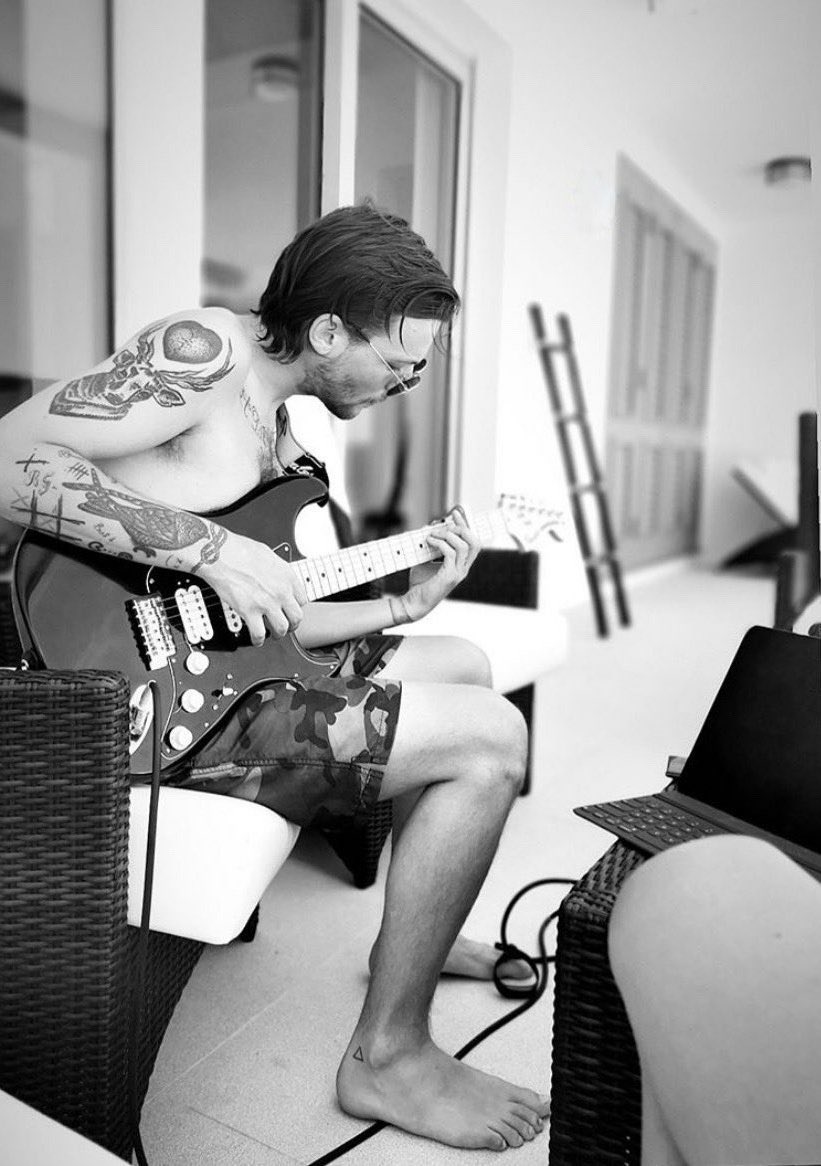 “my child is fine” your child is crying over louis tomlinson with guitars