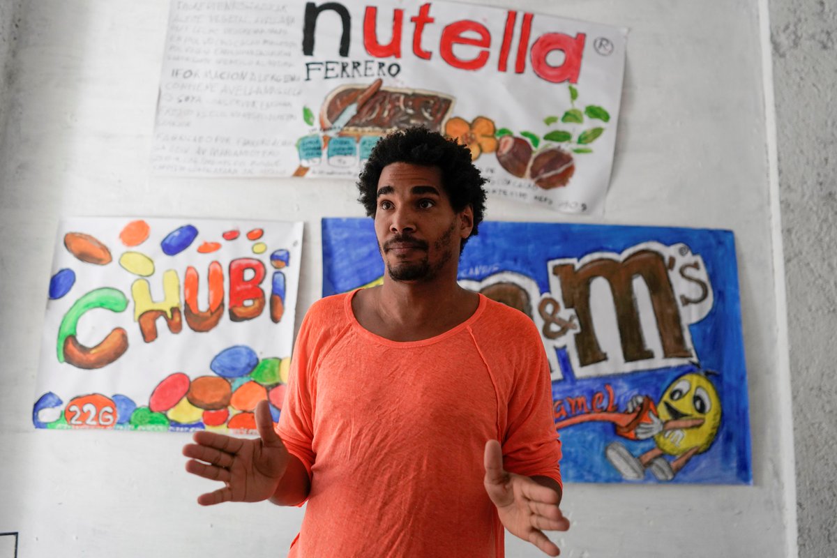 6/ One of the most prominent artivist leaders Luis Manuel Otero Alcantara told us their latest performance was about Cuban kids no longer being able to afford candies. He recalled a poignant custom from 1990s when kids like him collected candy wrappers intead to put in albums