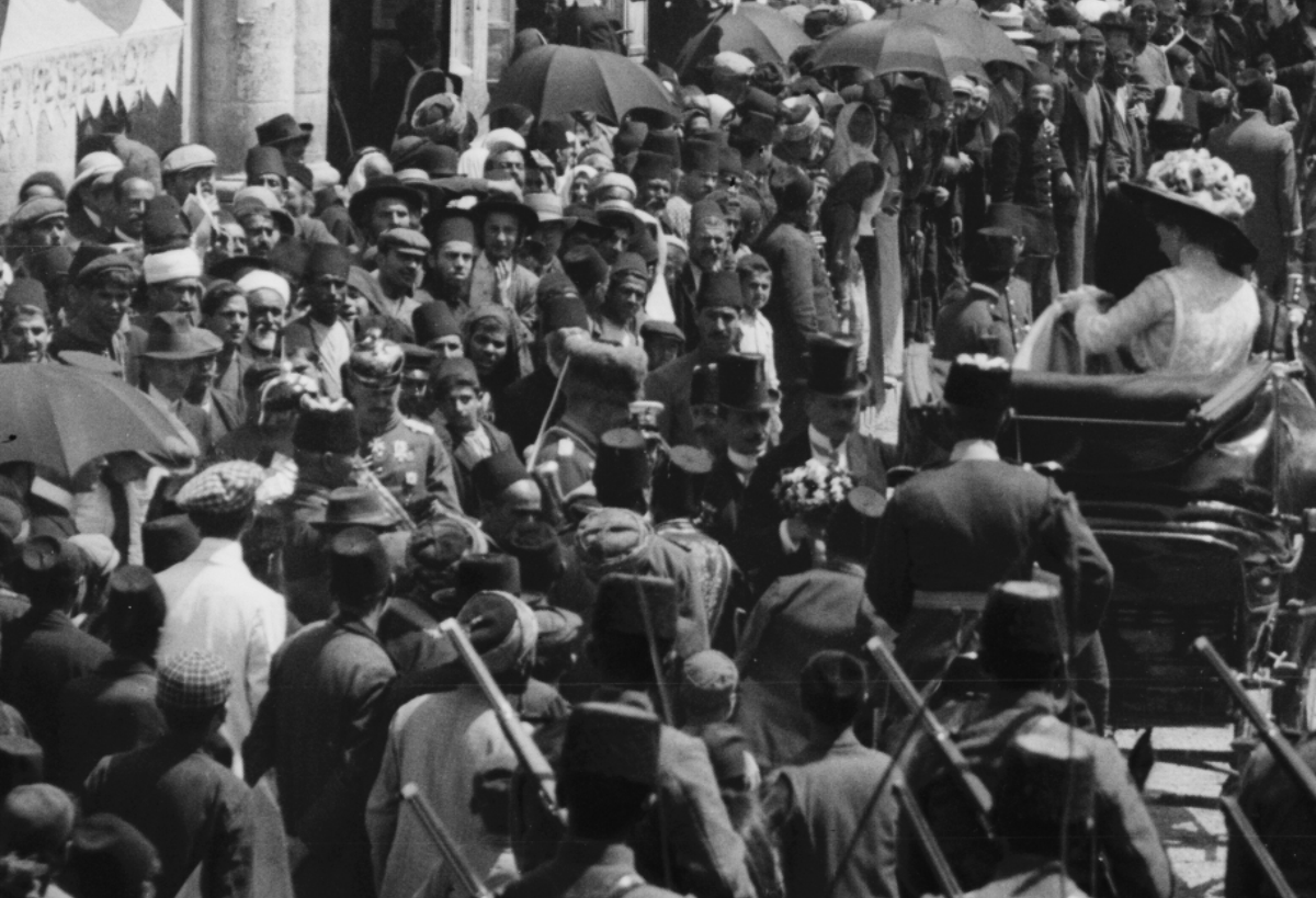 This is a wonderful photo, and I want to highlight some of the details: the bread seller in the crowd, the kaiser himself(?), the file of soldiers, some of the onlookers. https://www.loc.gov/pictures/item/2019695064/~mp