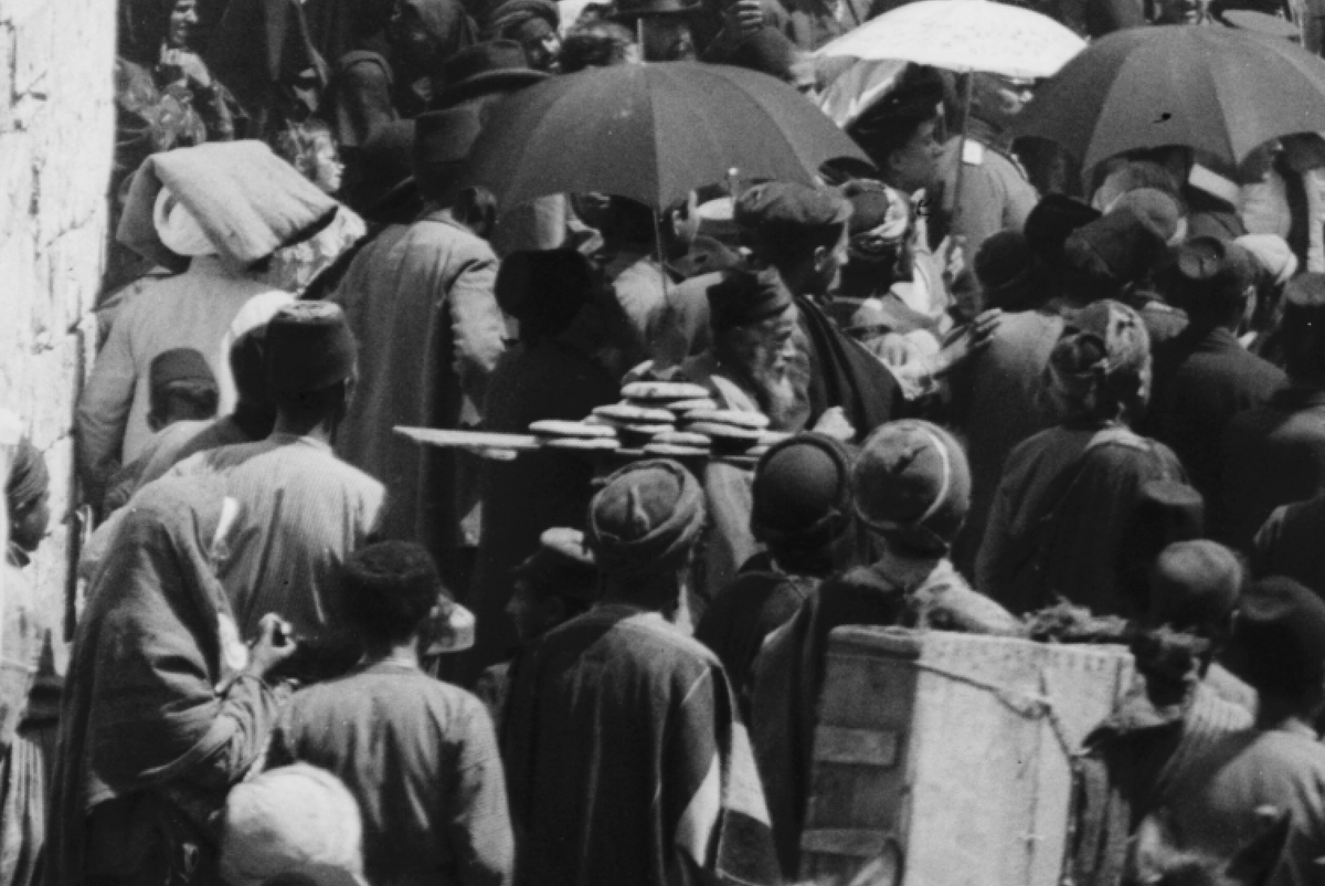 This is a wonderful photo, and I want to highlight some of the details: the bread seller in the crowd, the kaiser himself(?), the file of soldiers, some of the onlookers. https://www.loc.gov/pictures/item/2019695064/~mp