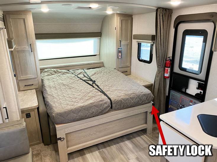 JoshtheRVNerd's tweet image. Rockwood is killing it this year!!
·         Full Video Tour at youtube.com/watch?v=kNiJE5…
·         Walk-thru Access w/Slide Closed
·         2x Azdel Walls
·         Goodyears &amp;amp; TPMS
·         12v Tank Heaters
·         Available Power Jacks
 
#RockwoodRV #Azdel #MiniLite