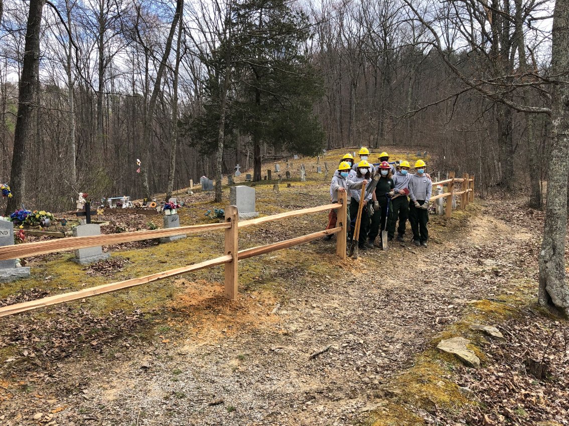 DanielBooneNF's tweet photo. #ServiceSaturday Shoutout to the Delta 3 AmeriCorps NCCC team who recently completed their service on the Redbird Ranger District. The team is pictured here with fencing they installed to protect a cemetery next to the Redbird Crest Trail. #volunteer https://t.co/FqjggRsExh