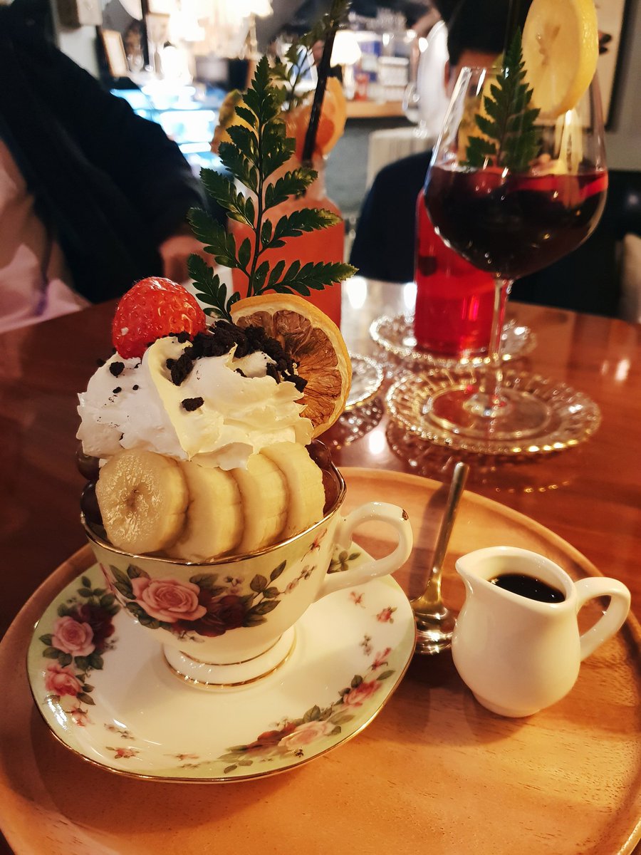 tinakittenalt's tweet photo. missing korean café hours!!! >:0 https://t.co/PbHX4AXD7S