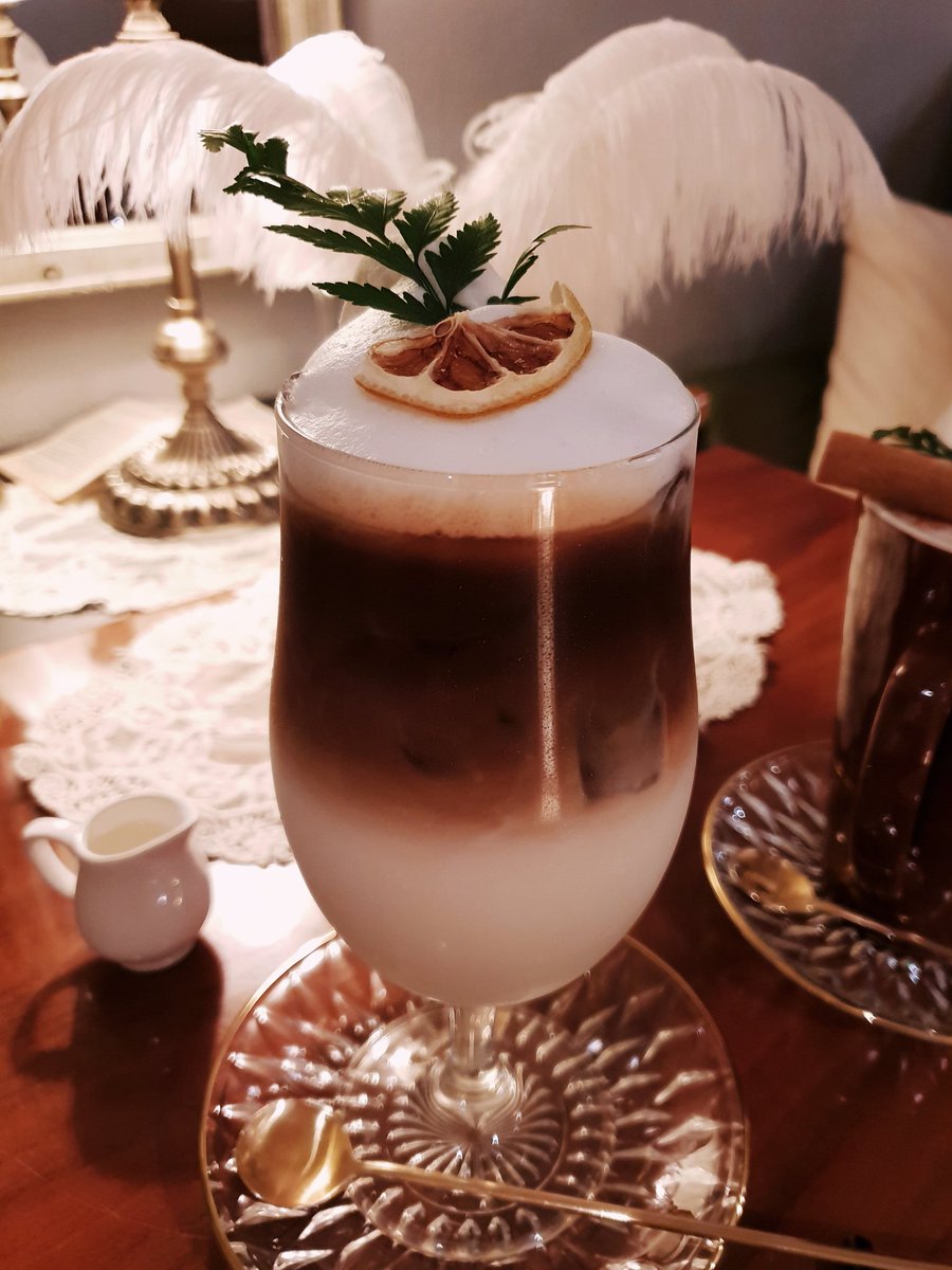tinakittenalt's tweet photo. missing korean café hours!!! >:0 https://t.co/PbHX4AXD7S