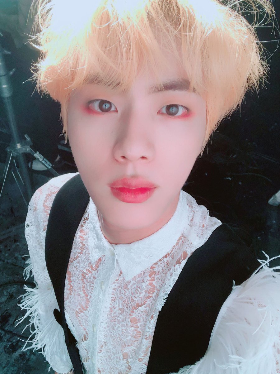 Thank you so much Seokjin for giving us today all these selcas you made our day so much better you have no idea!! Love you always!!