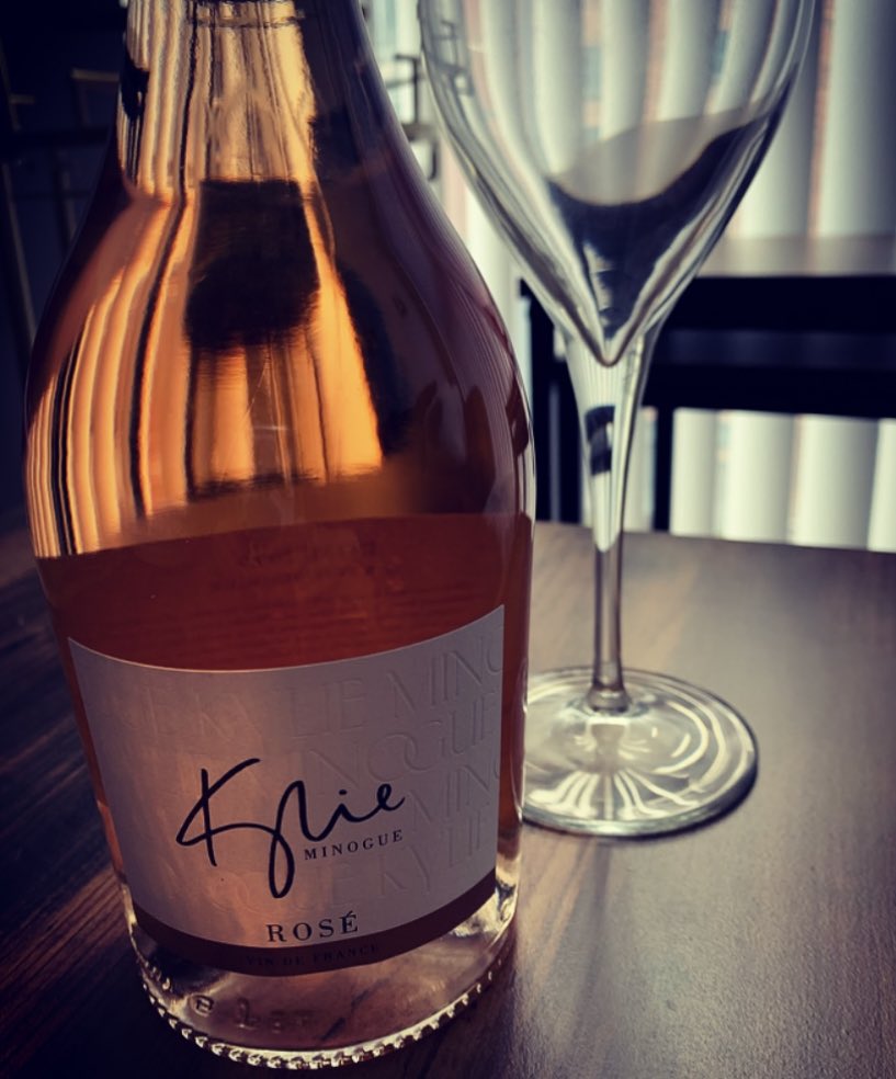 helmslou's tweet image. Is it me or am I drinking the most classiest wine ever @kylieminogue ❤️X #funkysaturday #drinkingfun #wine #Poshmark #poshwine #lovelywine #winelife  #drinkingsaturday #girlywine #drinkingwithmebesties #satvibes #tasteslush