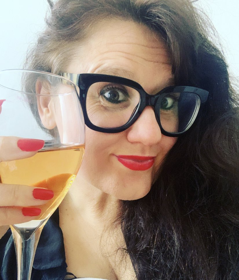 helmslou's tweet image. Is it me or am I drinking the most classiest wine ever @kylieminogue ❤️X #funkysaturday #drinkingfun #wine #Poshmark #poshwine #lovelywine #winelife  #drinkingsaturday #girlywine #drinkingwithmebesties #satvibes #tasteslush