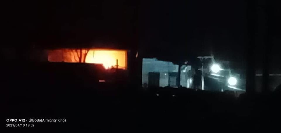 Tamu, Sagaing Region:

Terrorists (#Myanmar security forces) set a house in U Thar Khin Street on fire, Mizzima reports.

#WhatsHappeningInMyanmar #Apr10Coup #MilkTeaAlliance