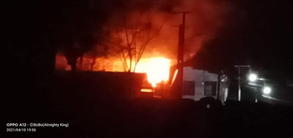 nslwin's tweet photo. Tamu, Sagaing Region:

Terrorists (#Myanmar security forces) set a house in U Thar Khin Street on fire, Mizzima reports.

#WhatsHappeningInMyanmar #Apr10Coup #MilkTeaAlliance https://t.co/8m1eDK8rqp
