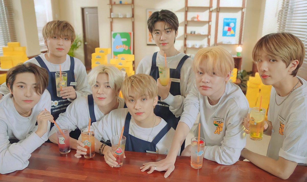 marklimerence's tweet image. — Quandary

"Sebenarnya mereka itu apa?" 

An interactive au