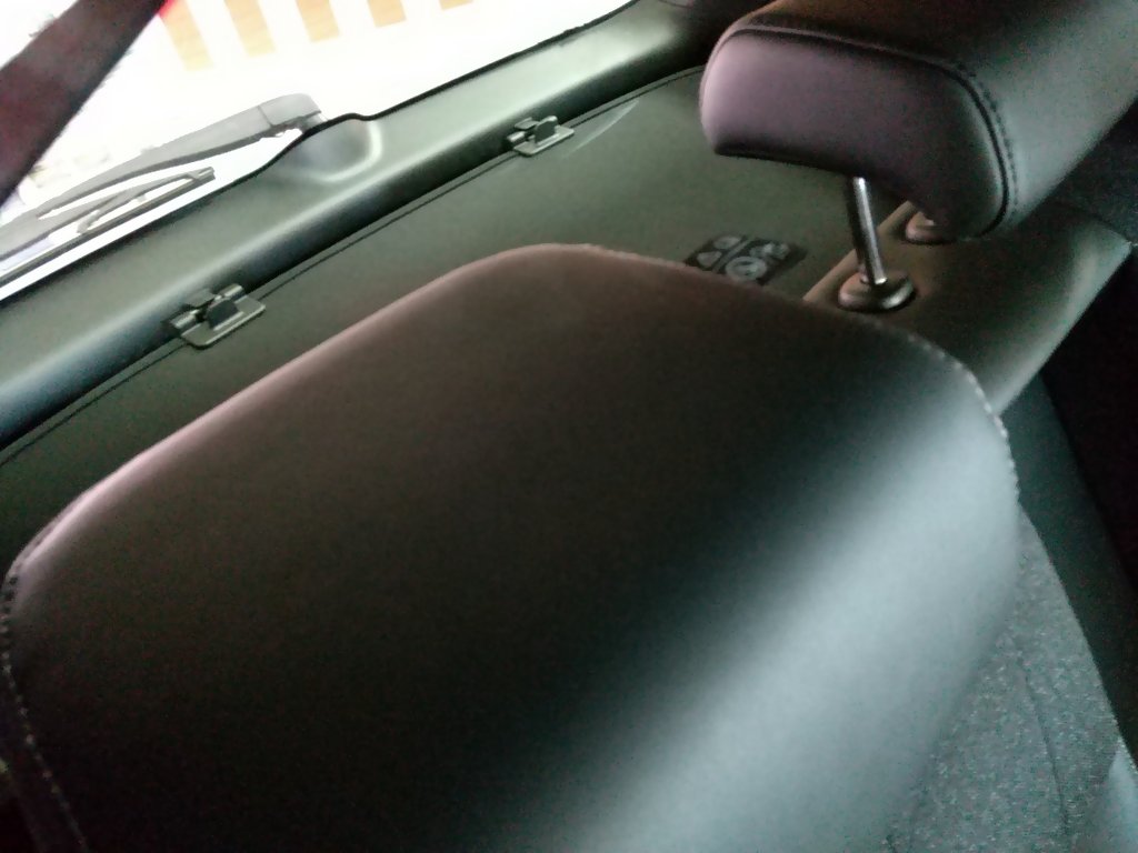 Mee Twitterren 新型ヴェゼル その5 後部座席は結構ゆったり トノカバーは細かいメッシュ生地で 後部2ヶ所 左右2ヶ所のフックで着脱可能 今時のsuv クロスオーバーらしくセンターコンソール後部にエアコン吹き出し口x2とusbコネクタx2あった これ便利 T