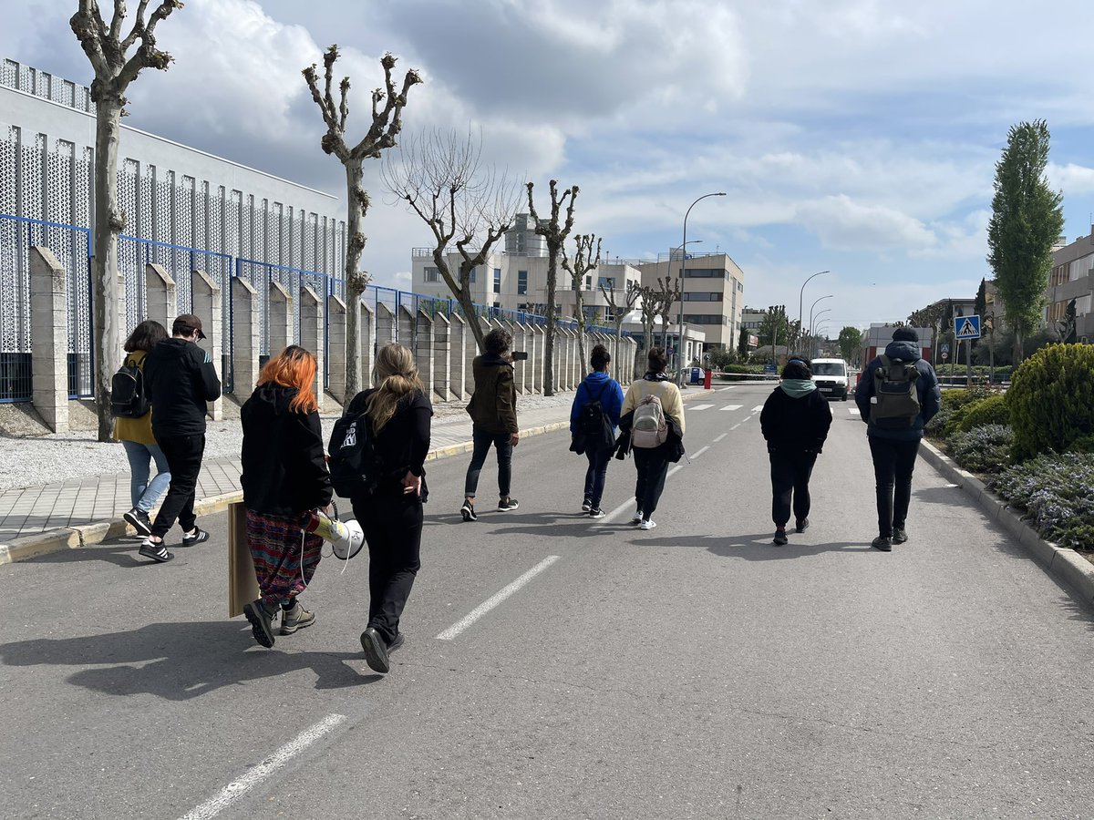 paulaGlezC's tweet photo. Un grupo de activistas están en Tres Cantos en estos momentos para pedir la entrega inmediata de los animales del laboratorio de #Vivotecnia

#RescateVivotecnia https://t.co/MqSwvbwsbL