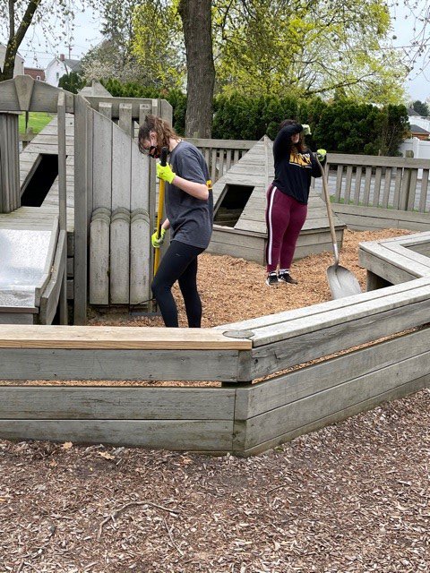 50 Millersville students from the Honors College turned out this morning for a spring day of service.   #caring #dayofservice