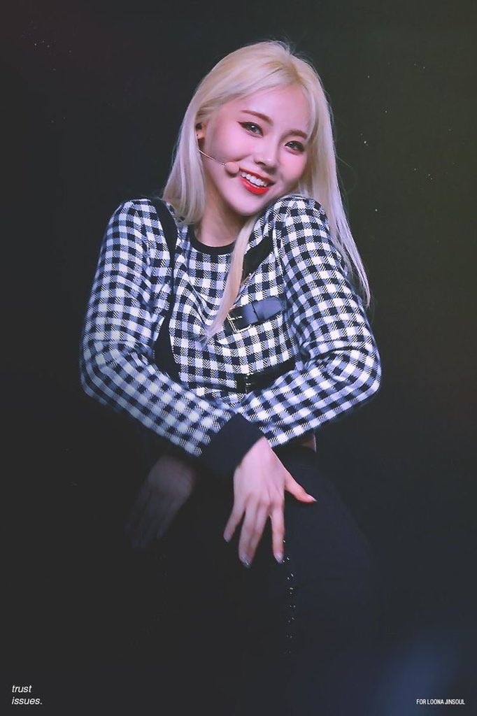 every jinsoul pic i have saved on my phone, a thread: