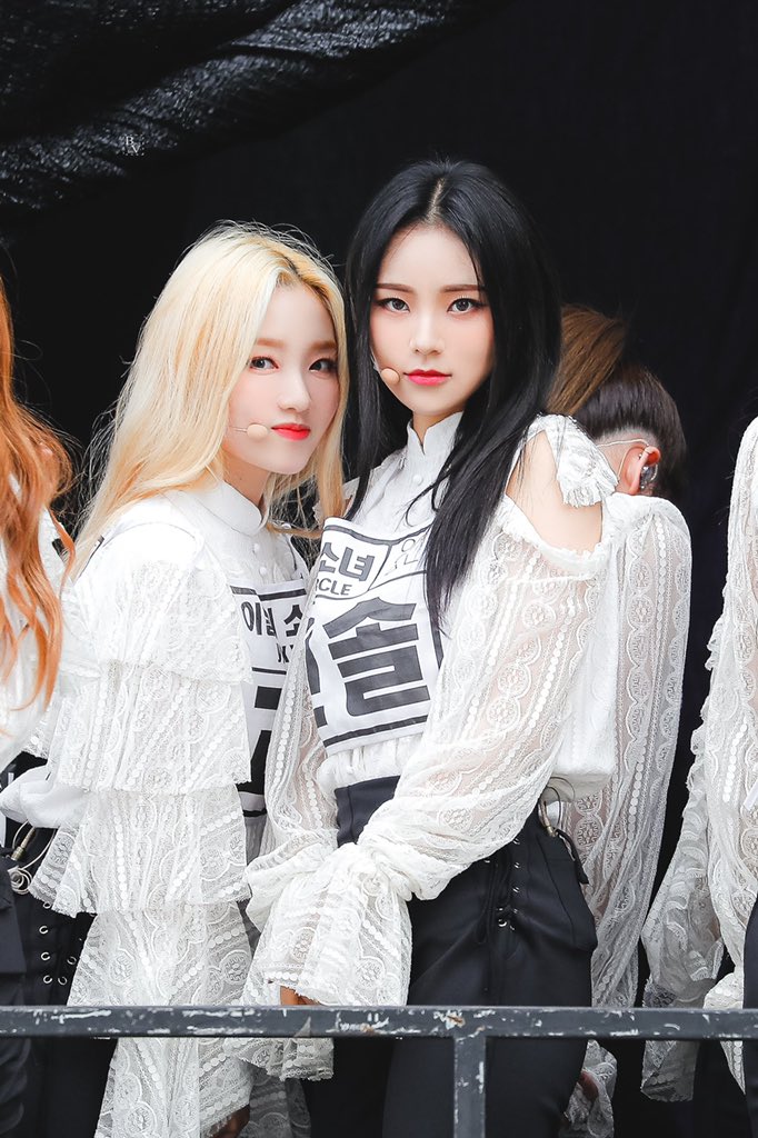 every jinsoul pic i have saved on my phone, a thread: