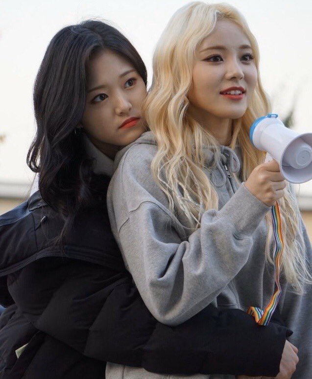 every jinsoul pic i have saved on my phone, a thread: