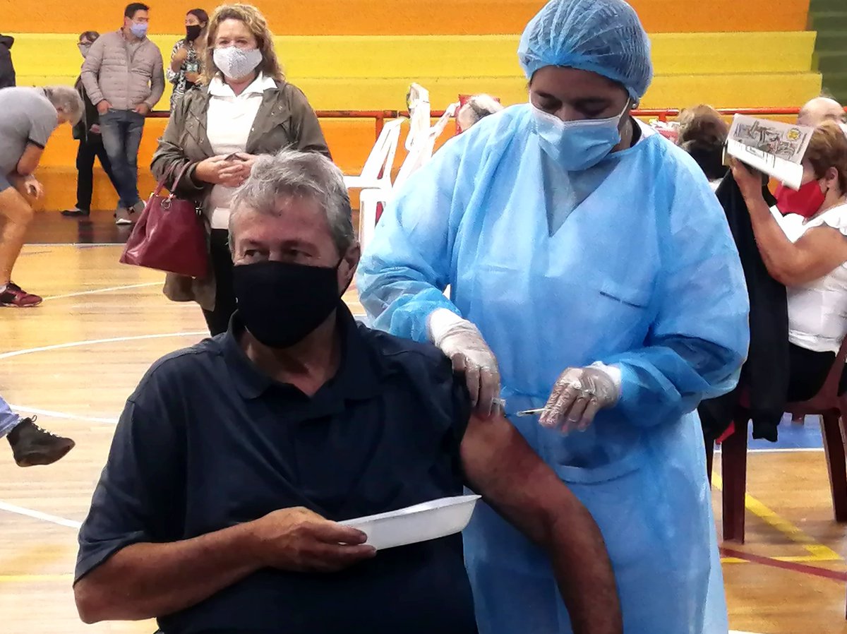 Recibí la primera dosis.
Más de 62.000 personas se han vacunado en nuestro departamento.
1.000.000 en todo el país. 
Hoy me tocó a mí.

Fantástica organización y ánimo de quienes están trabajando tan intensamente en los vacunatorios para frenar esta pandemia. 
#YoMeVacuno