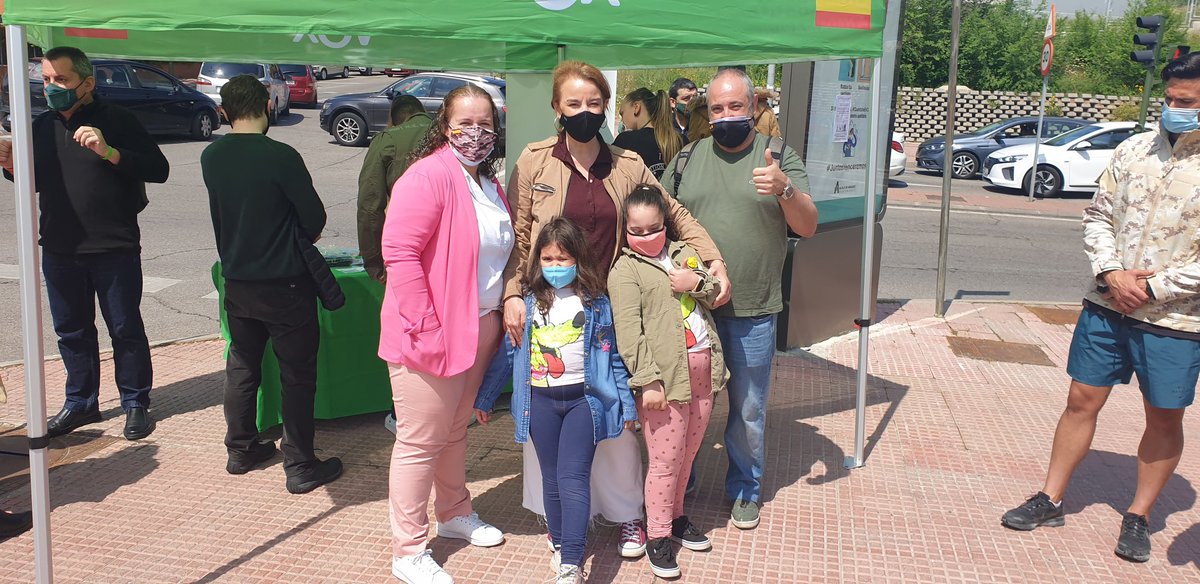 val17910's tweet photo. Mañanita en la carpa informativa de #voxalcaladehenares gracias a @acualor por su simpatia. Vamos 🇪🇸🇪🇸 https://t.co/mQVpguJ8X7