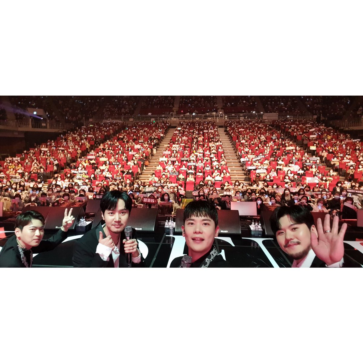 [#LAPOEM]
LA POEM 1ST CONCERT <SCENE#1>
라뷰 님들의 눈부신 날 라포엠과 함께💖
오늘 뜨거운 박수와 응원 정말 감사드립니다!
라뷰 여러분 내일 다시 만나요🌸
⠀⠀
#라포엠 #단독콘서트 #SCENE1
#유채훈 #박기훈 #최성훈 #정민성
#YouChaehoon #ParkKihun
#ChoiSunghoon #JeongMinseong