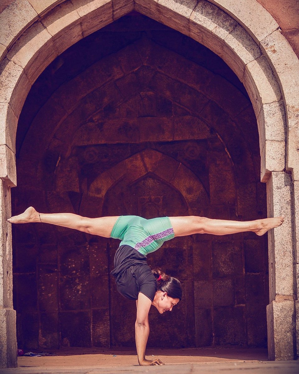 Side split In handstand #yogagirl #advanceyogini #yogainternational