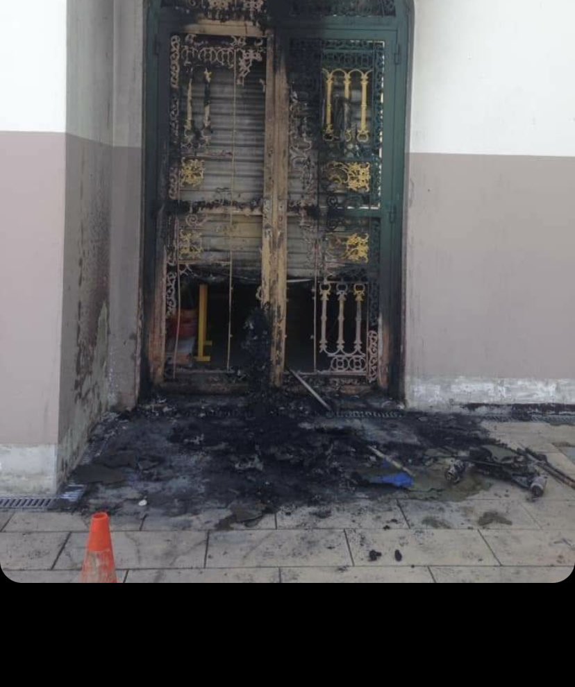Incendie criminel à la mosquée Arrahma de #Nantes Solidarité avec la communauté musulmane toute entière. Énième exemple concret de ce à quoi mène le climat de haine ambiant dans le pays.