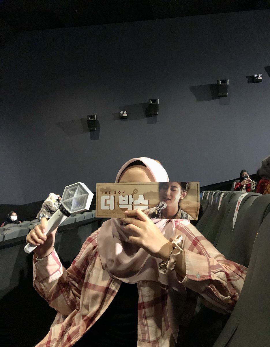 roseannekji's tweet photo. had so much fun today with merries ! 🤍 got to meet these two cuties @munchkin_jeha &amp; @kyoongfea 💗💗 thankyousomuch to @TheBoxMY team for hosting this screening event ! IT WAS SO AWESOME 😍 (+ not forgotten for the cute fankit &amp; freebies as well! )

#PCYTHEBOXinKL https://t.co/eKfUMQ5KiD