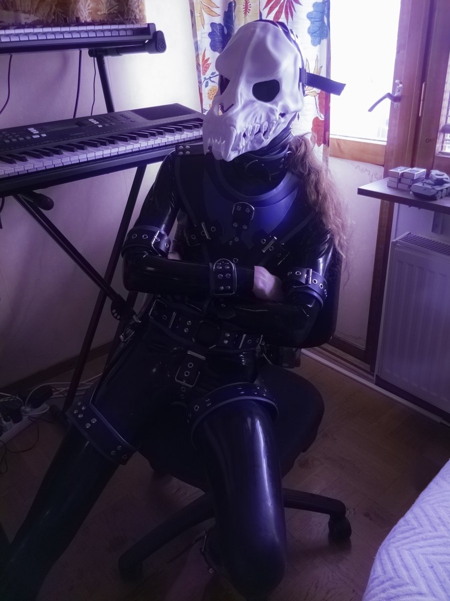 Collarful1's tweet photo. Do you prefer me with or without skin?
Really want a better camera -- and someone to hold it!

#latex #sergal #shinyskullthing https://t.co/8i4bVWsnQx
