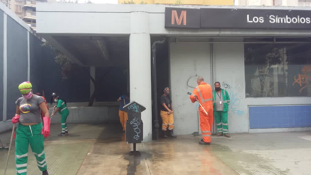metro_caracas's tweet photo. #Entérate || Los trabajadores de @metro_caracas continúan desplegados en el sistema realizando  limpieza, desinfección y embellecimiento, en esta oportunidad  se llevó a cabo en la estación #LosSímbolos 🧹🧽

#PrevenirEsVencer 
#SeguimosTrabajando 
#LuchaContraLaCovid19 https://t.co/ybW5VEQ2Ex