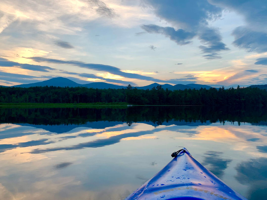 Did you know Topo Pino is steps away from two beautiful ponds?  The upper pond does not allow motor boats so it is ideal for kayaking with the loons.  Be sure to add the kayak option to your stay this summer and enjoy your time on the water soaking in the mountain air. 🌲⠀⠀