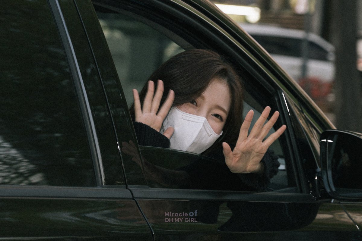 210409 뮤직뱅크 퇴근길 아린이...눈웃음 지으면 인사하는 매력쟁이! 가는 길에 브이앱도 하고 수고했어요!
Kodak Portra 160
#ARIN #아린 #アリン #OHMYGIRL #오마이걸