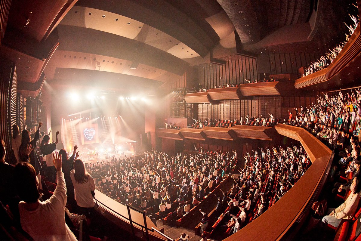 h_s_g_w_d_i_k's tweet image. 本日マカロックツアー八王子公演ありがとうございました。
僕ら自身のツアーとしては1年あけての
ライブ。
新機材を導入しまくりました。
一歩進んだような気がした公演でした。
音楽を届け、愛をもらいに行った公演。
横アリの追加公演も発表されました！
楽しみだね。
写真:@imdaisukesakai