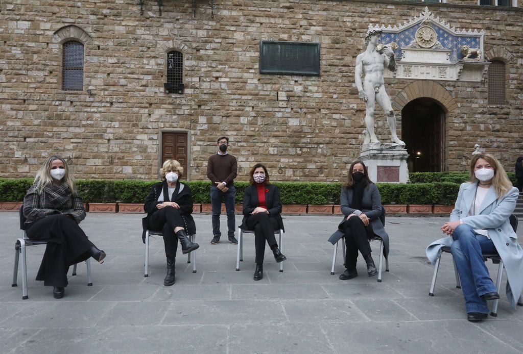 Alessia_Bettini's tweet photo. Oggi #iomisiedo in piazza Signoria con @Benedetta_Alba @CeciliaDelRe @sarafunaro @TittaMeucci e il sindaco  @DarioNardella, per condannare quanto accaduto a Ursula #vonderLeyen durante l’ incontro con presidente turco Erdogan, un'offesa a tutte le donne e all'Unione europea. https://t.co/P2VcdkMYbp